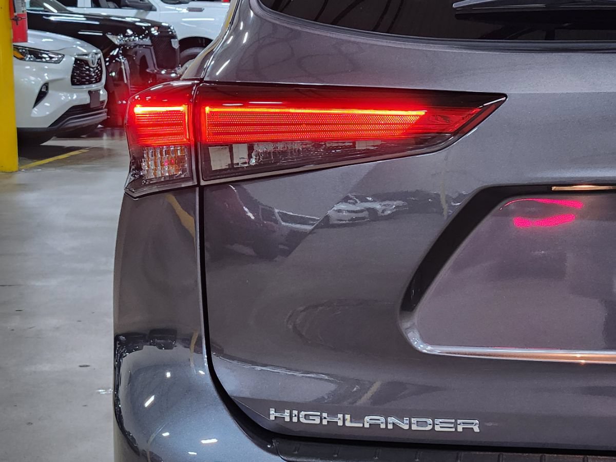 Used 2022 Toyota Highlander XLE FWD image 20