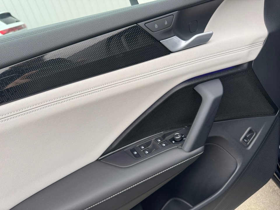 Certified 2025 Volkswagen Tiguan SE image 36