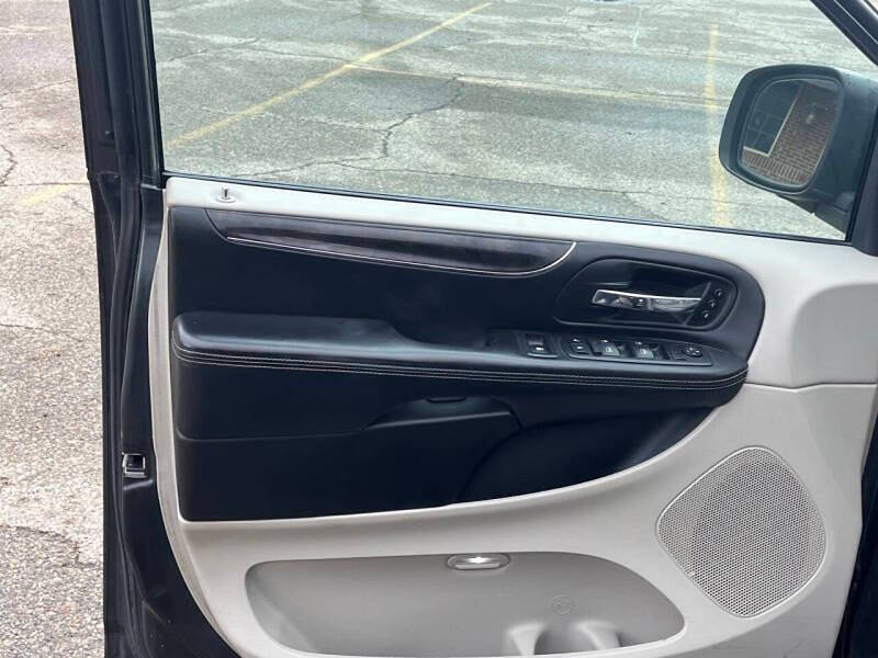 Used 2014 Chrysler Town & Country Touring w/ Driver Convenience Group image 11