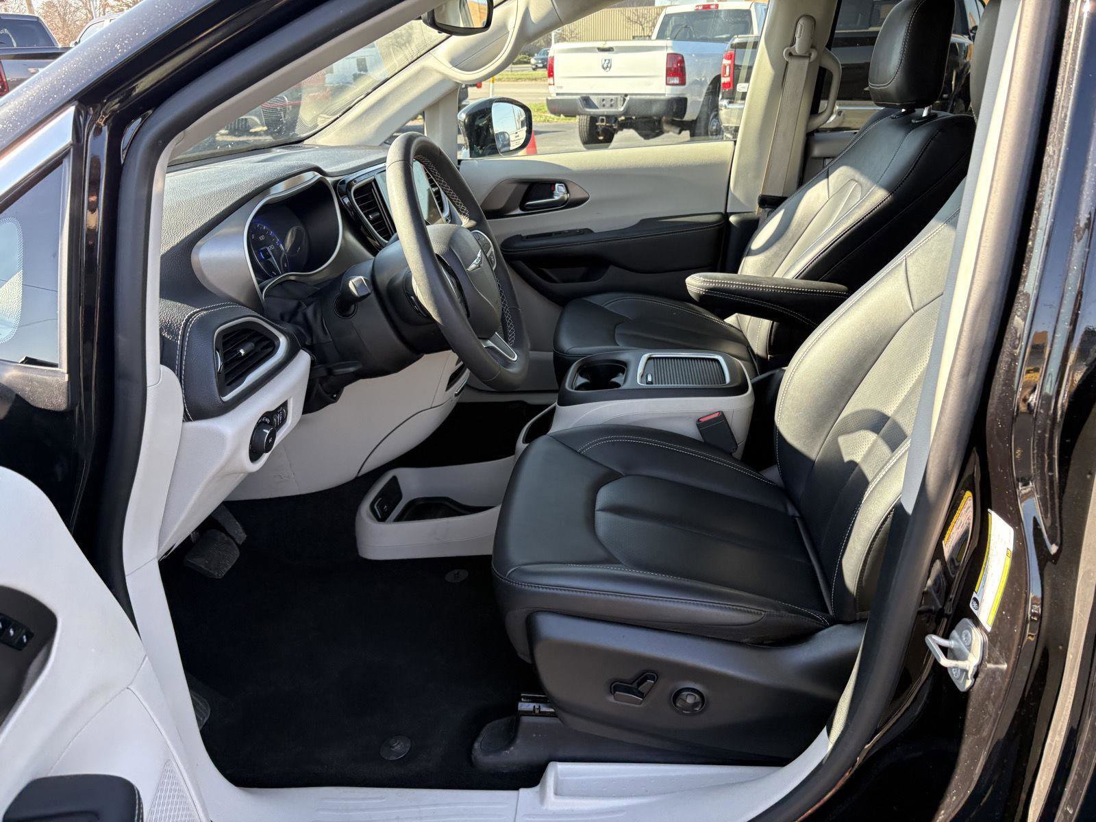 Used 2024 Chrysler Pacifica Touring-L image 4