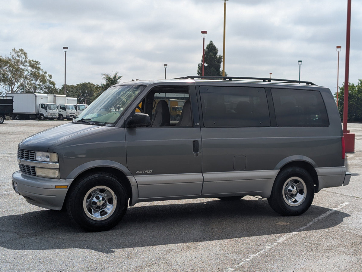 Used 2000 Chevrolet Astro Extended Passenger Mini Van image 2