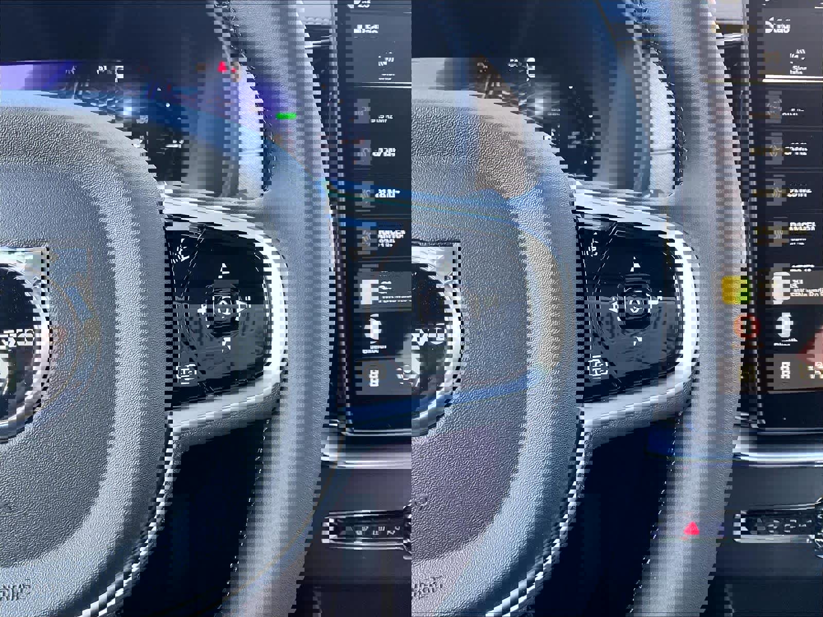 New 2026 Volvo XC90 T8 Plus w/ Protection Package Premier image 18