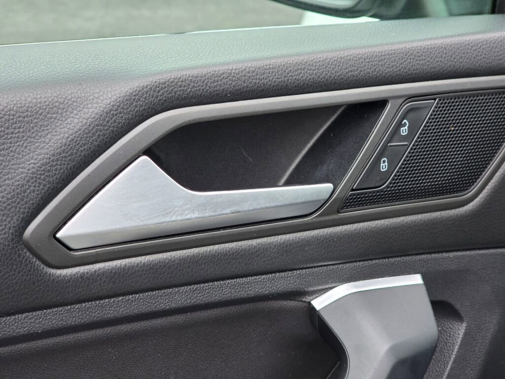 Used 2020 Volkswagen Tiguan SE image 22