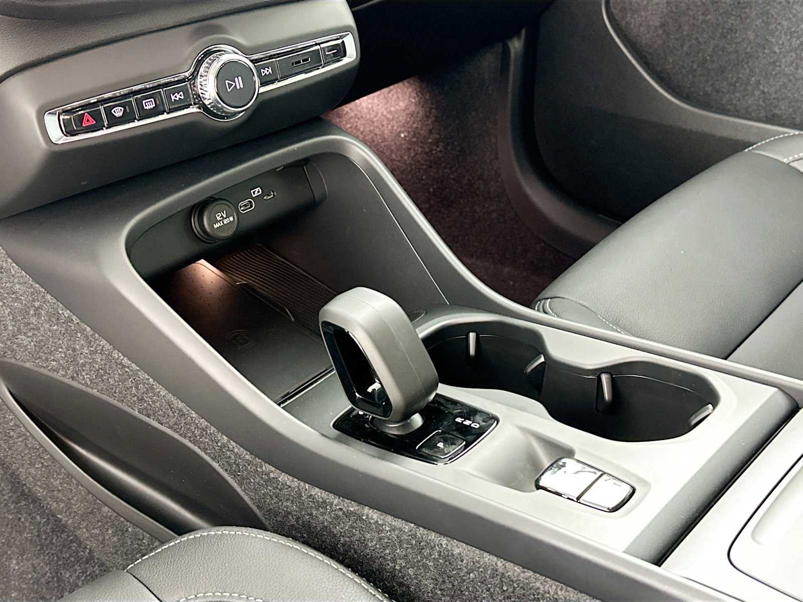 Used 2025 Volvo XC40 B5 Core w/ Climate Package image 16