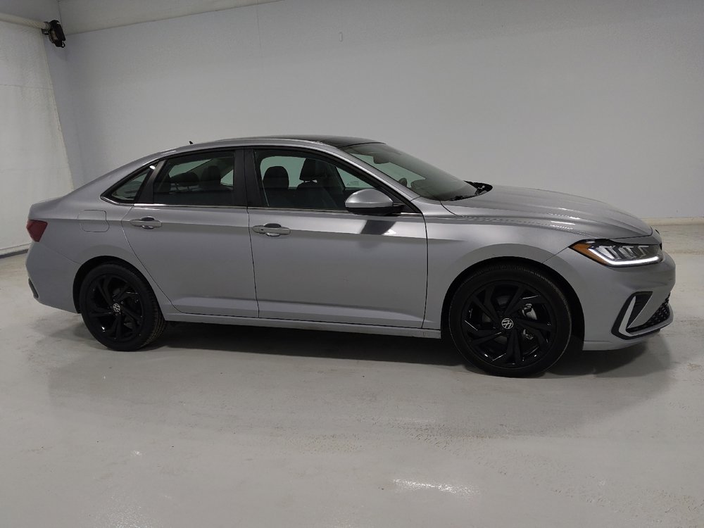 Used 2025 Volkswagen Jetta SE w/ Sunroof Package image 11