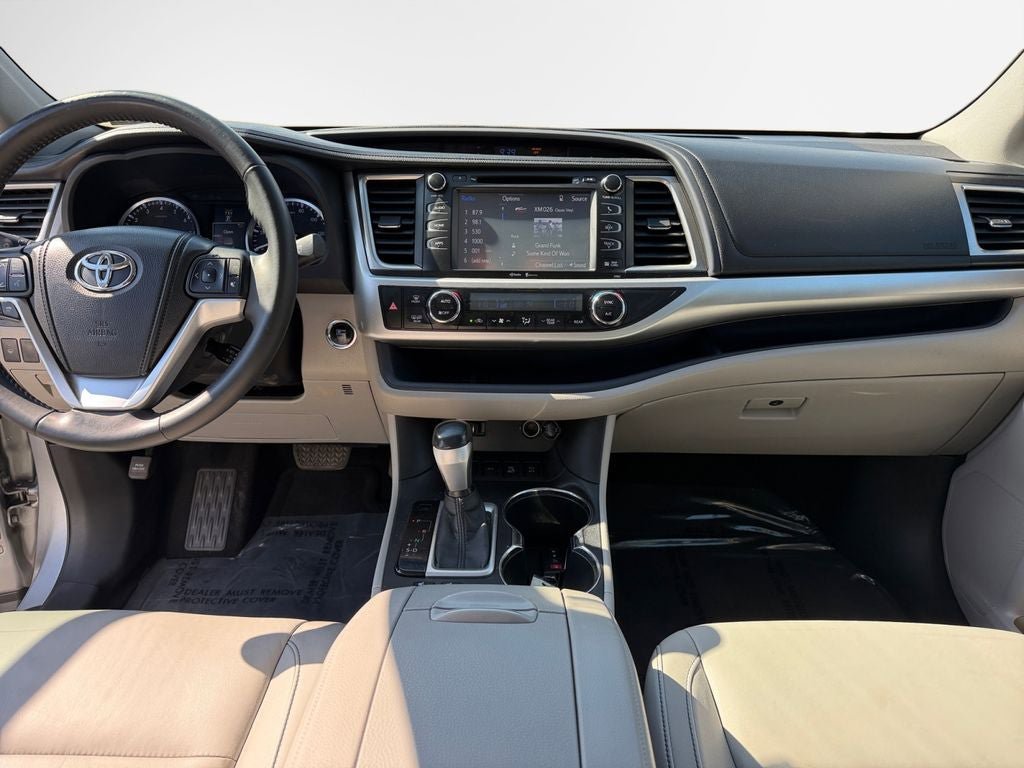Used 2014 Toyota Highlander XLE AWD/4WD image 16
