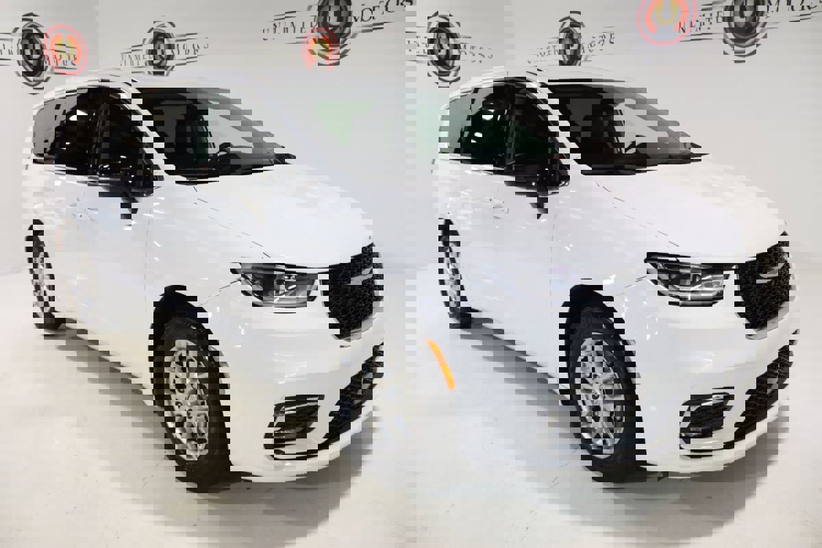 Used 2024 Chrysler Pacifica Touring-L image 19