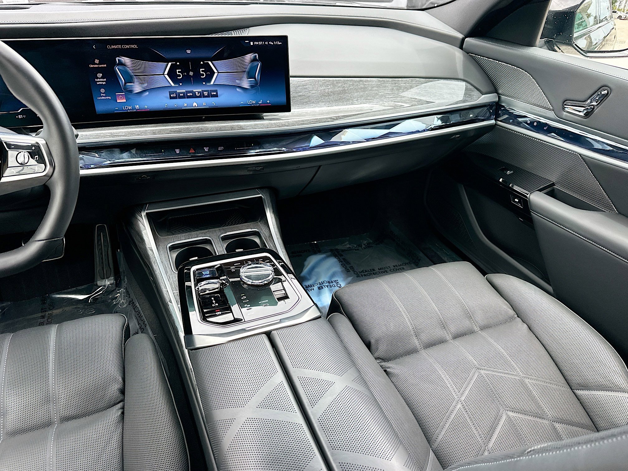 Used 2024 BMW i7 xDrive60 w/ Executive Package AWD/4WD image 20