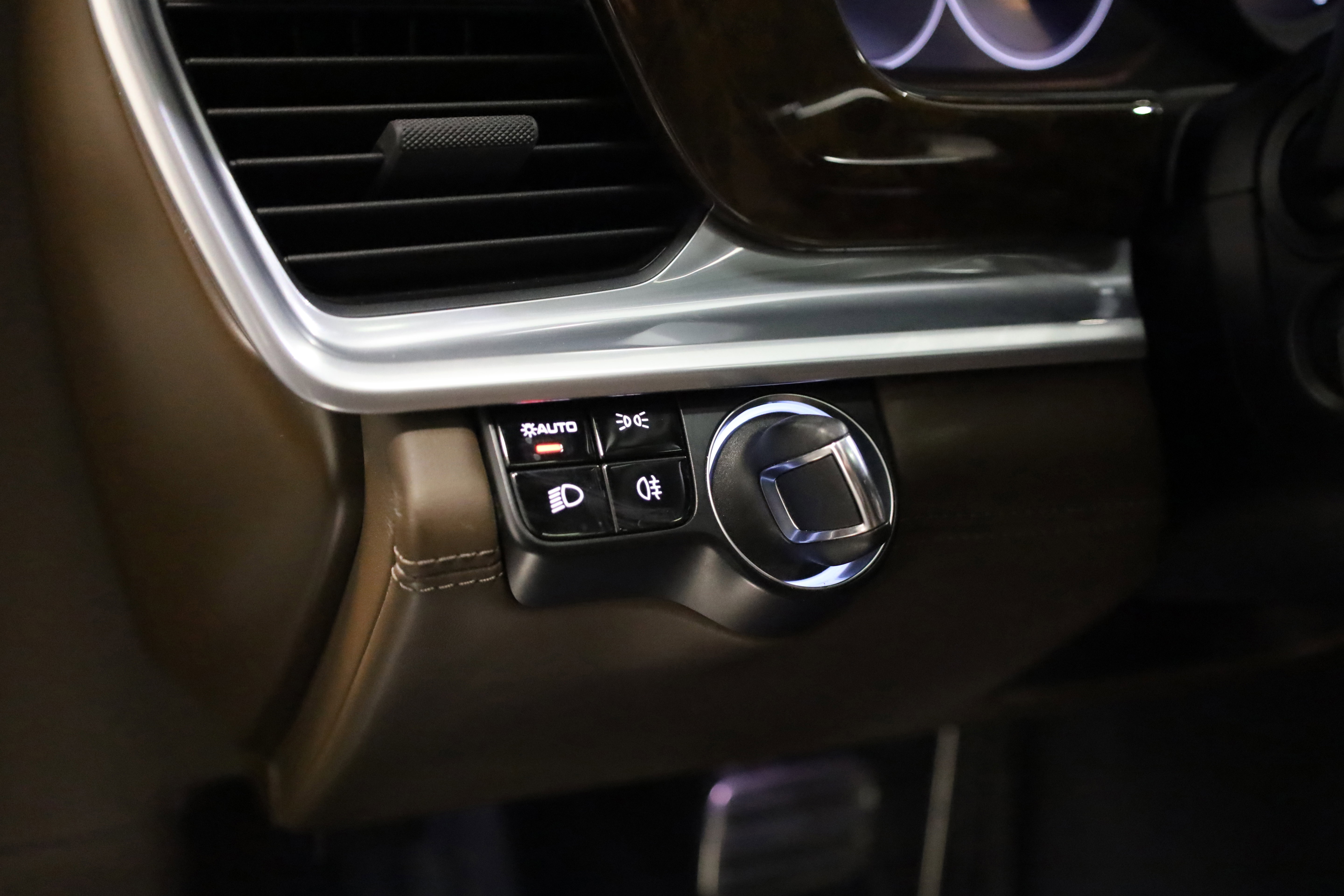 Used 2018 Porsche Panamera 4S image 19