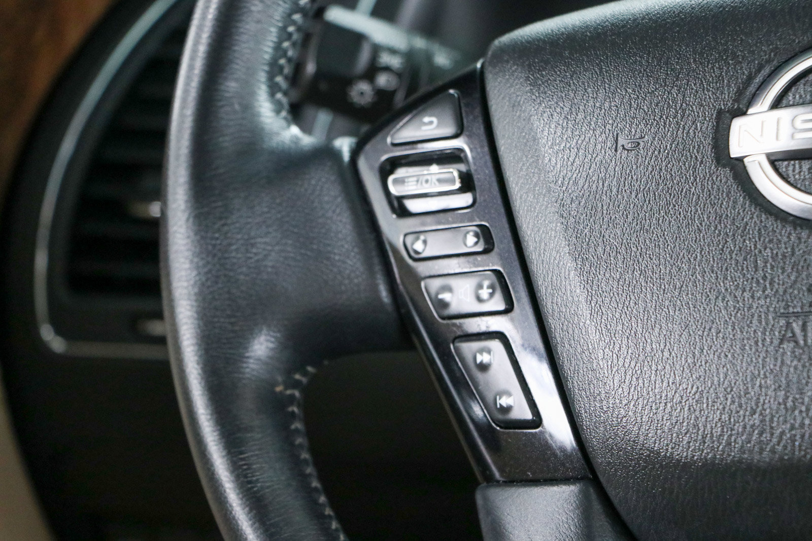 Used 2023 Nissan Armada SL w/ Captain's Chairs Package RWD image 14