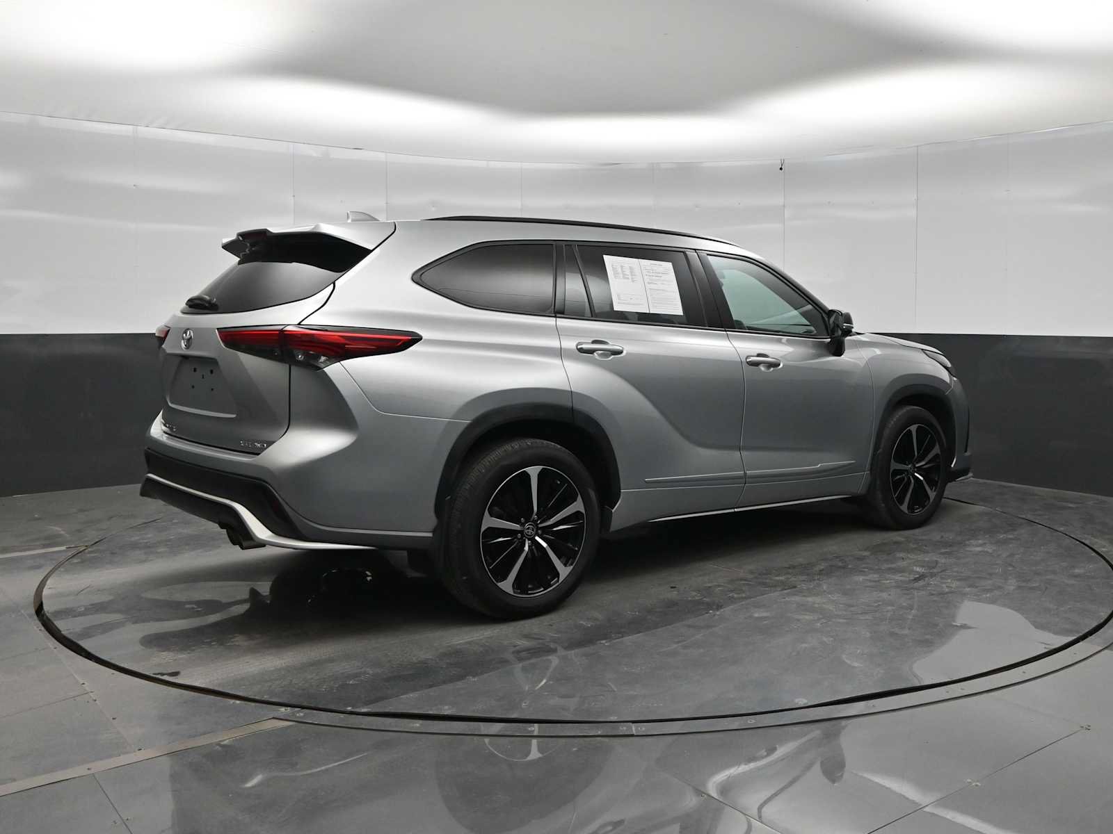Used 2021 Toyota Highlander XSE AWD/4WD image 7