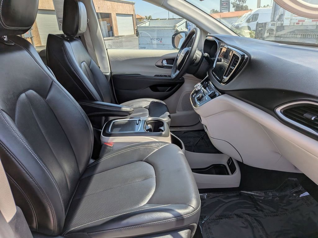 Used 2024 Chrysler Pacifica Touring-L image 29