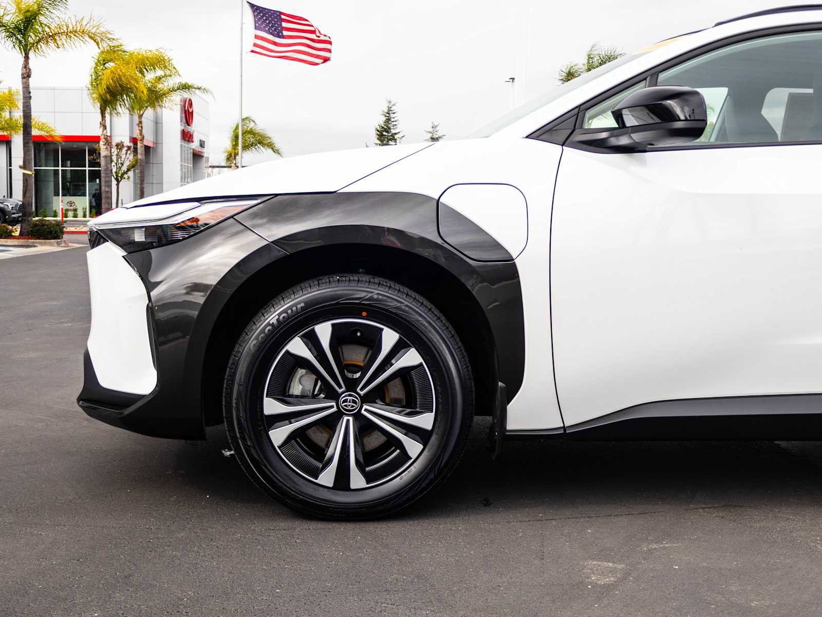 Used 2023 Toyota bZ4X XLE w/ Weather Package FWD image 5