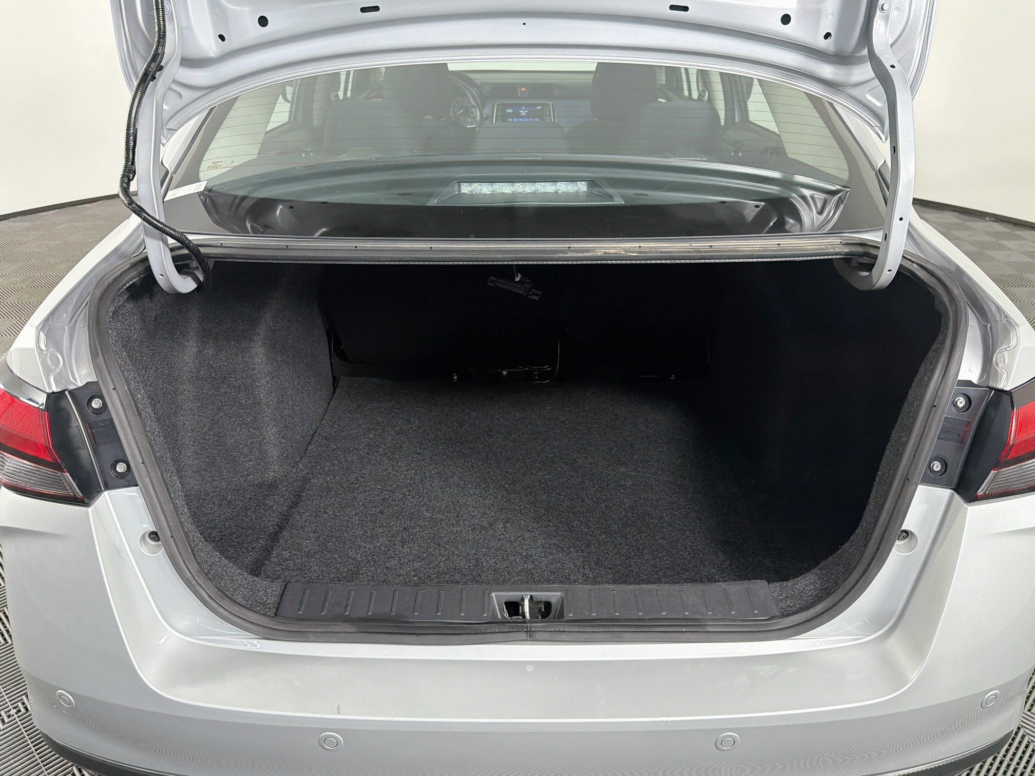 Used 2025 Nissan Versa SV FWD image 29