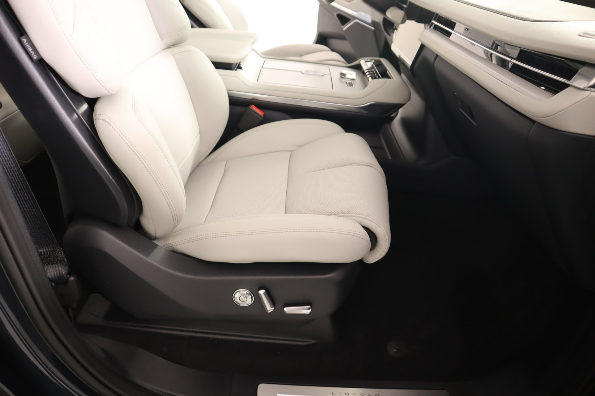 New 2026 Lincoln Navigator Reserve w/ Jet Appearance Package AWD/4WD image 14