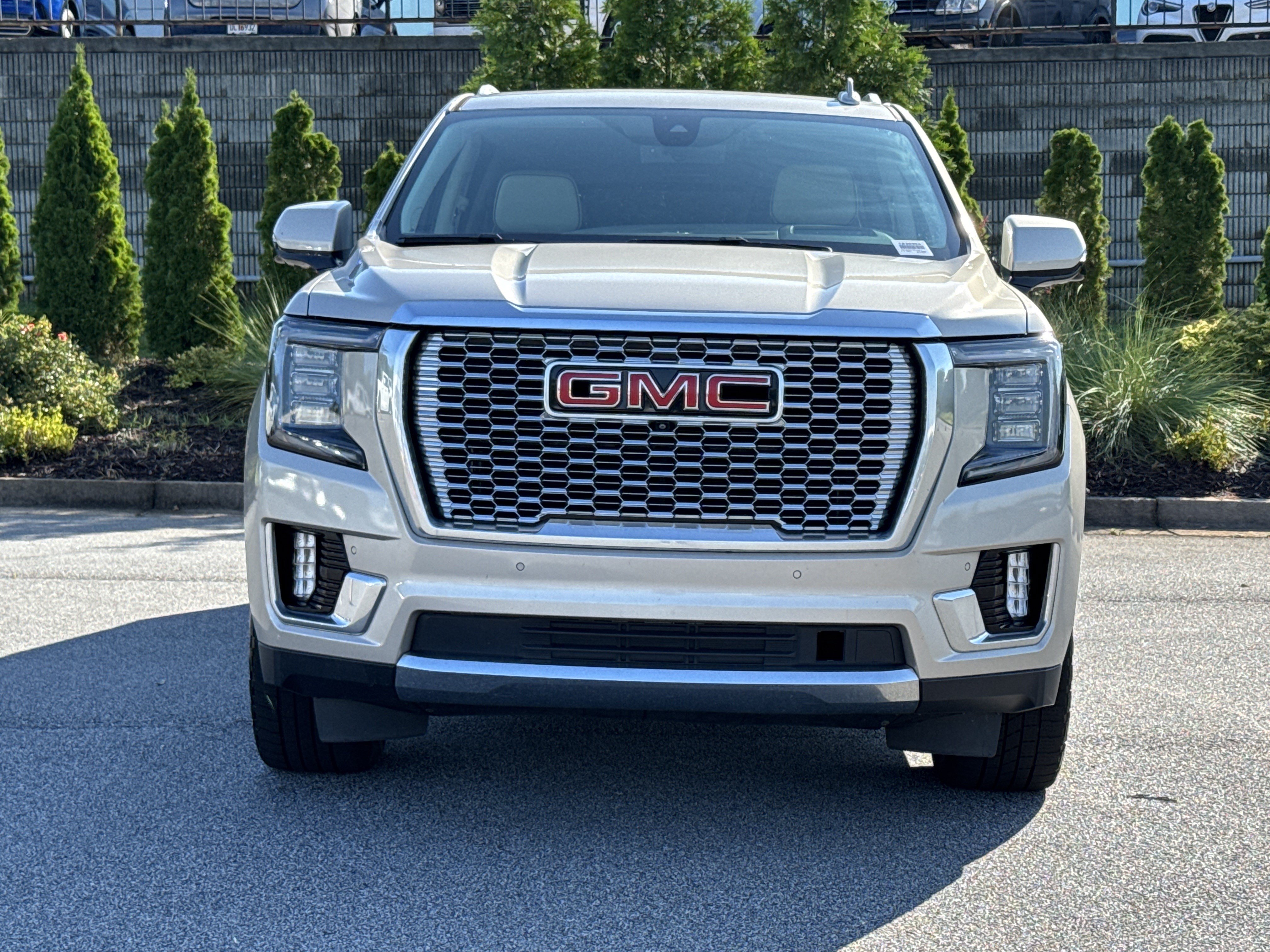 Used 2022 GMC Yukon XL Denali AWD/4WD image 3