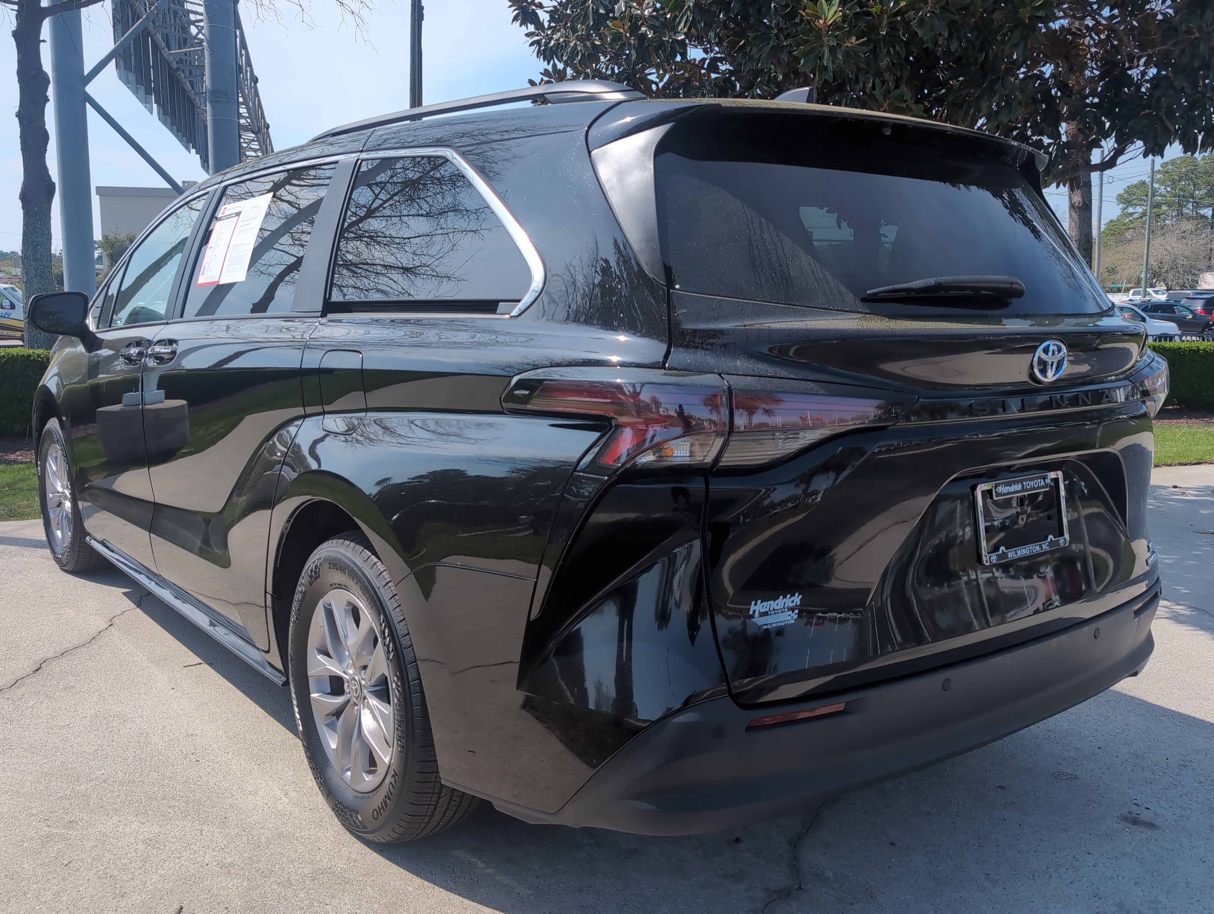 Certified 2024 Toyota Sienna XLE FWD image 8