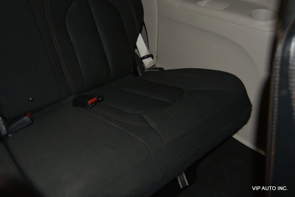 Used 2017 Chrysler Pacifica Touring image 31