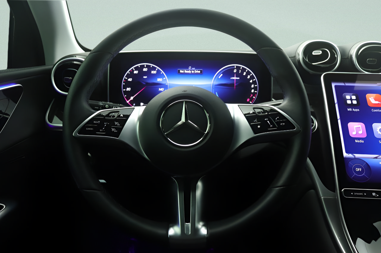 Used 2025 Mercedes-Benz GLC 350e 4MATIC image 8