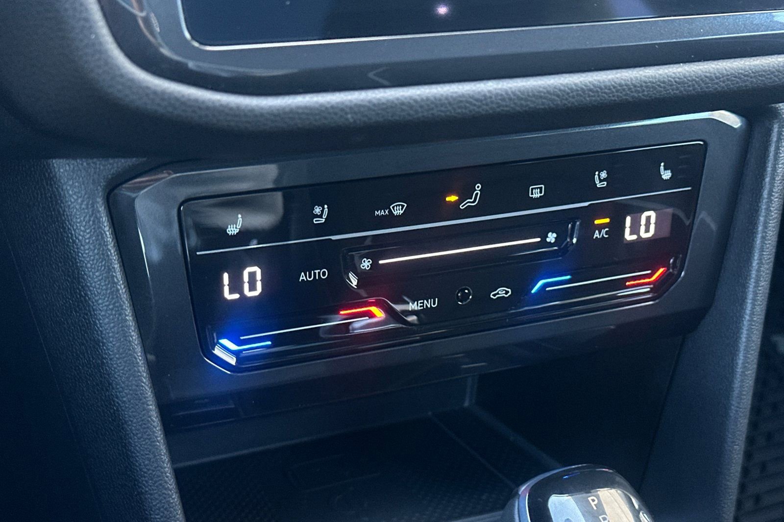 Certified 2024 Volkswagen Tiguan SEL R-Line image 20