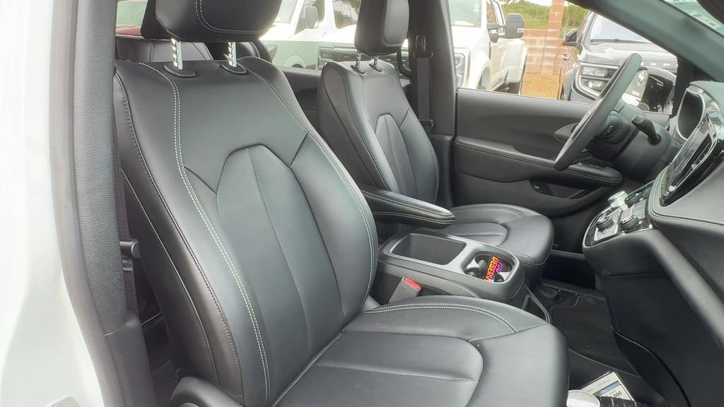 Used 2025 Chrysler Pacifica Select FWD image 15