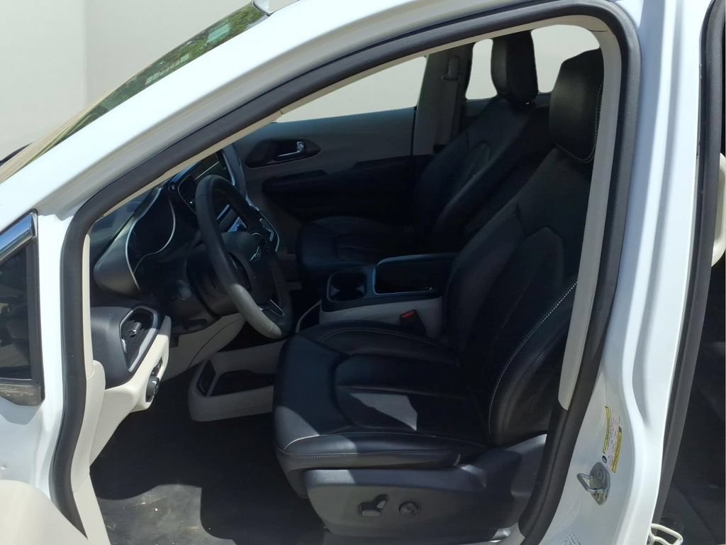 Used 2024 Chrysler Pacifica Touring-L FWD image 27