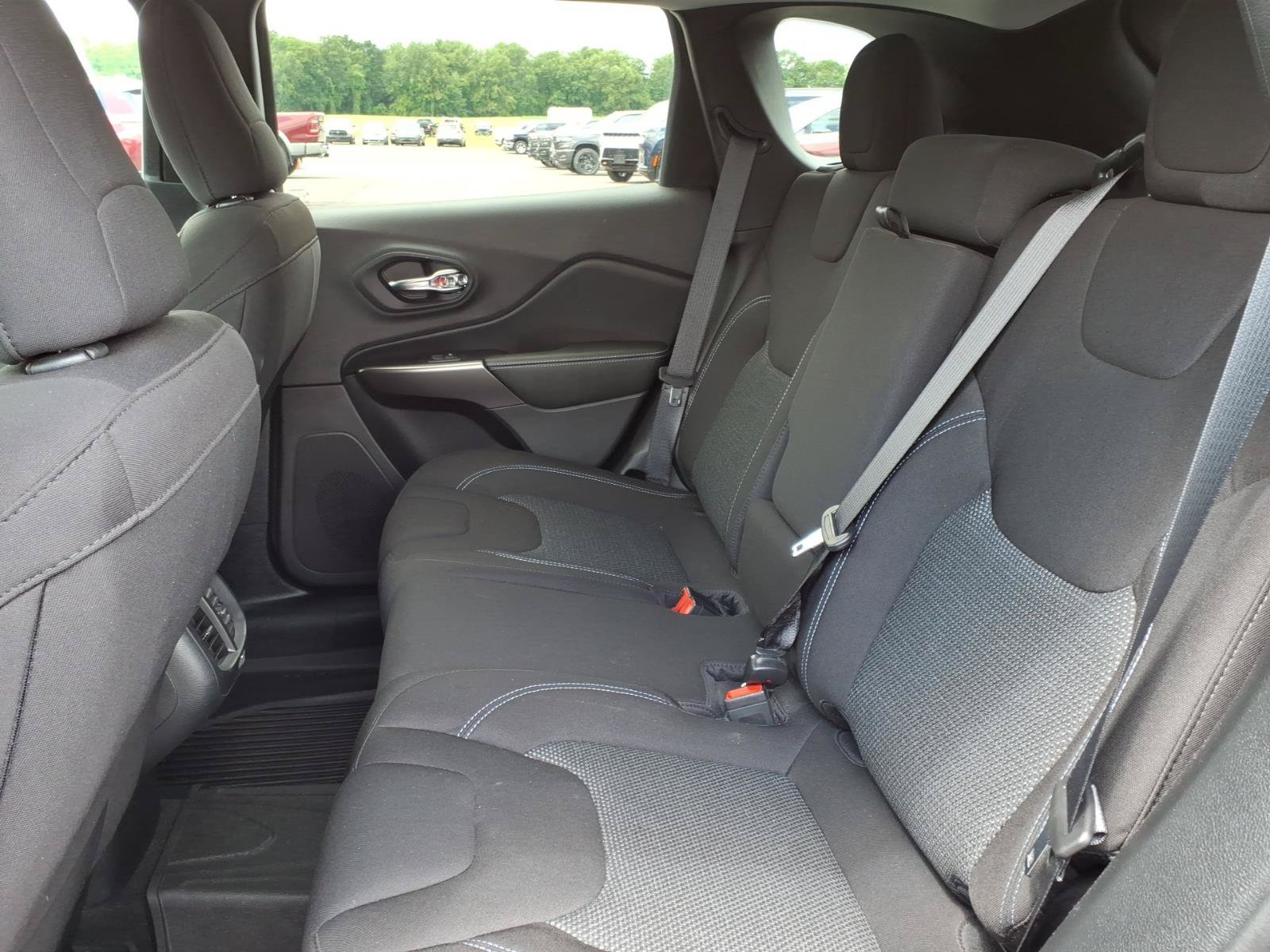 Used 2020 Jeep Cherokee Latitude AWD/4WD image 9