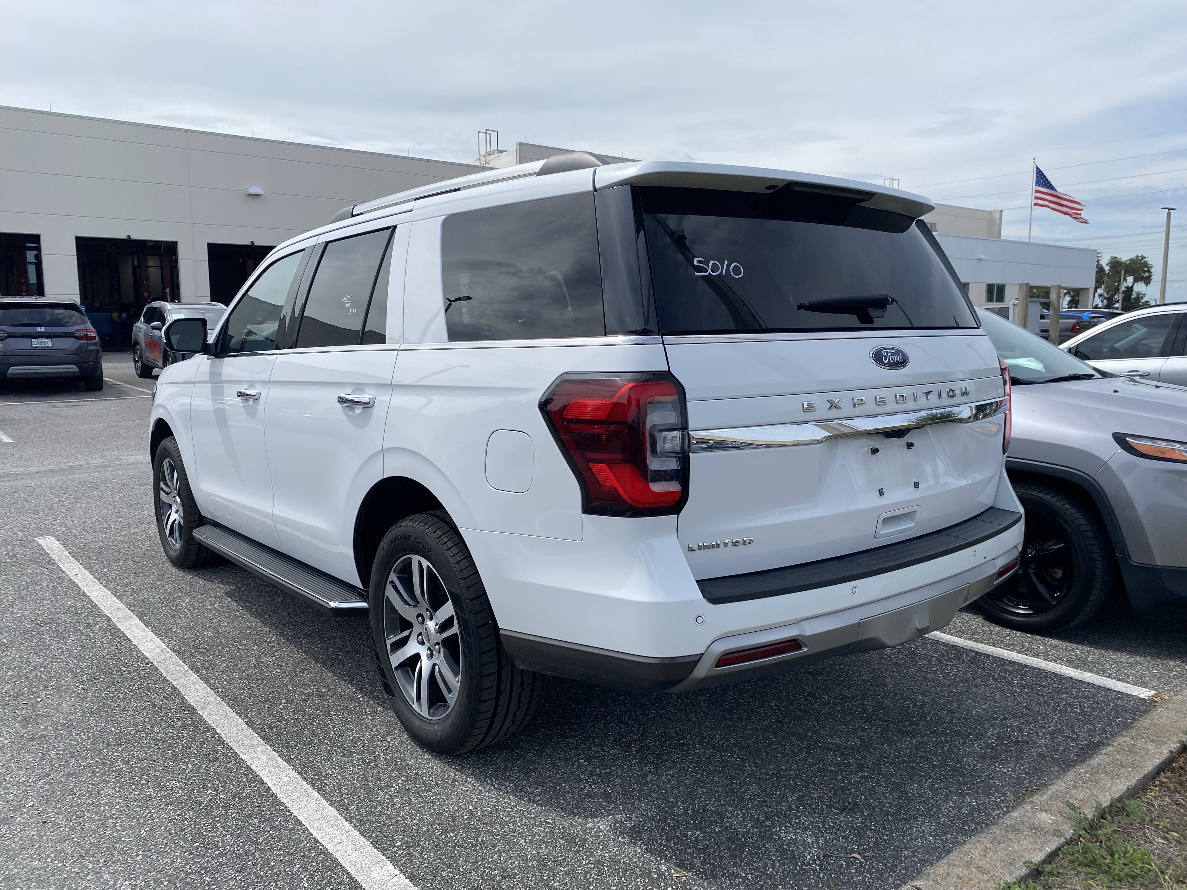 Used 2023 Ford Expedition Limited AWD/4WD image 10
