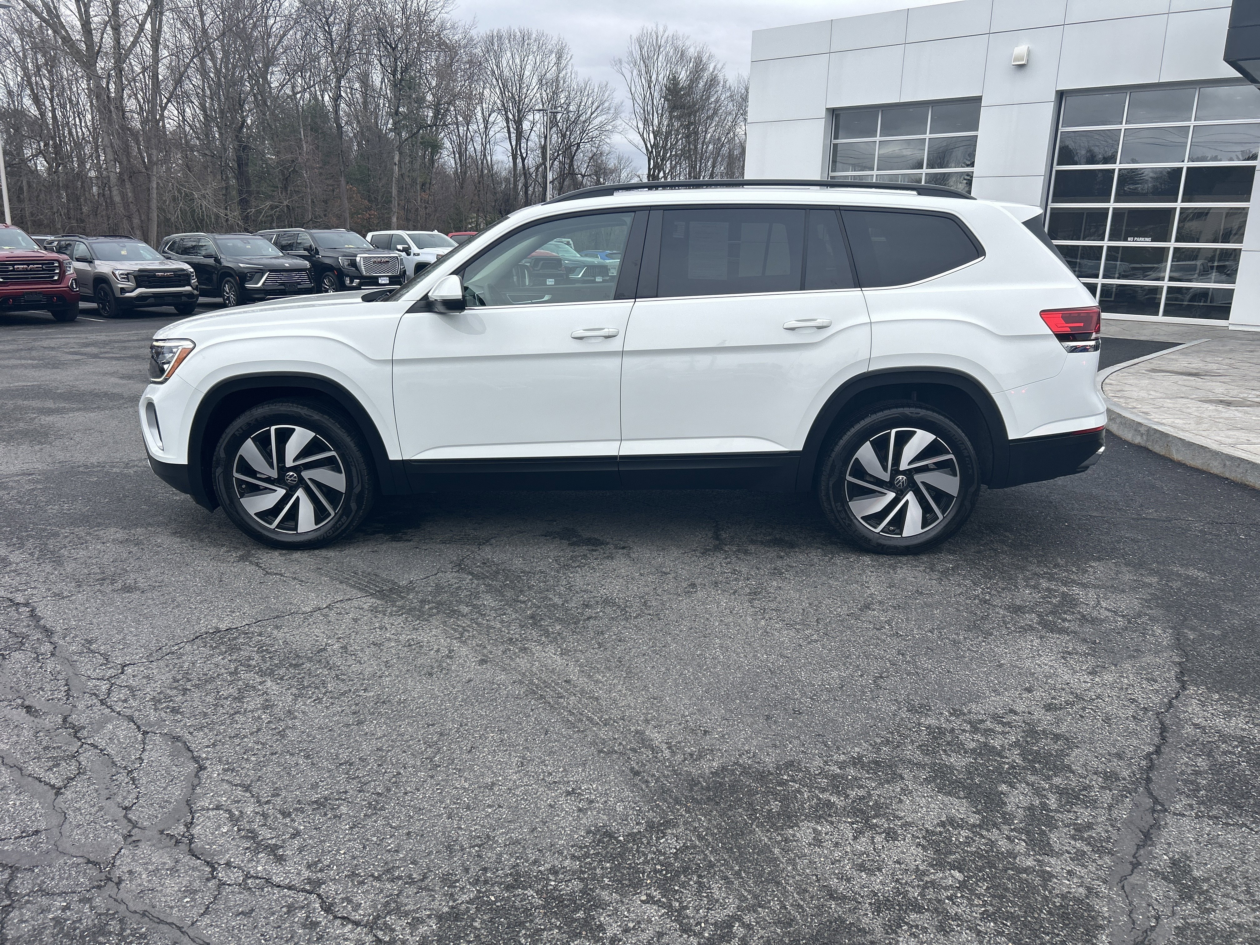 Used 2025 Volkswagen Atlas SE image 2