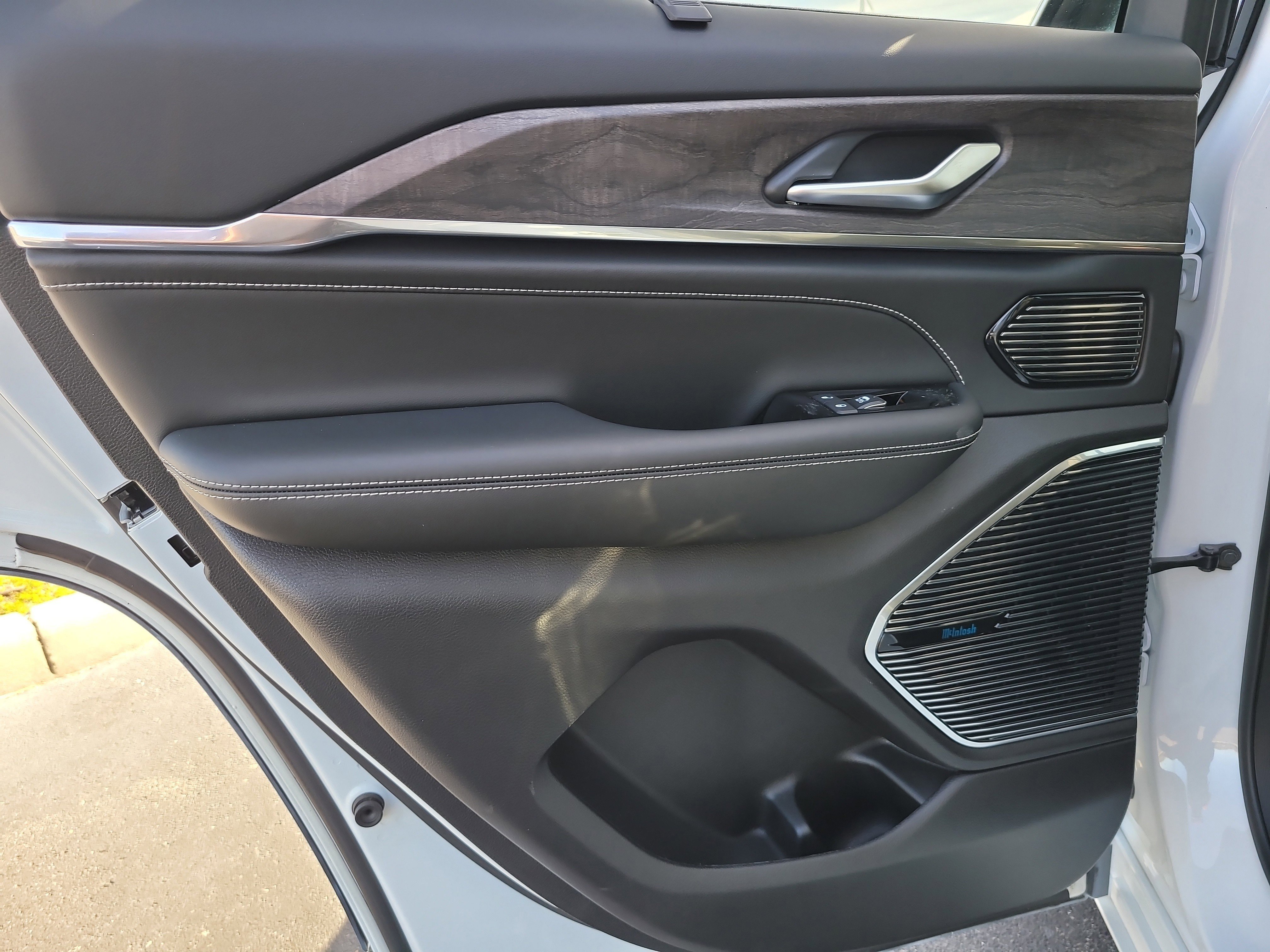 Used 2023 Jeep Grand Cherokee Overland w/ Luxury Tech Group IV image 10