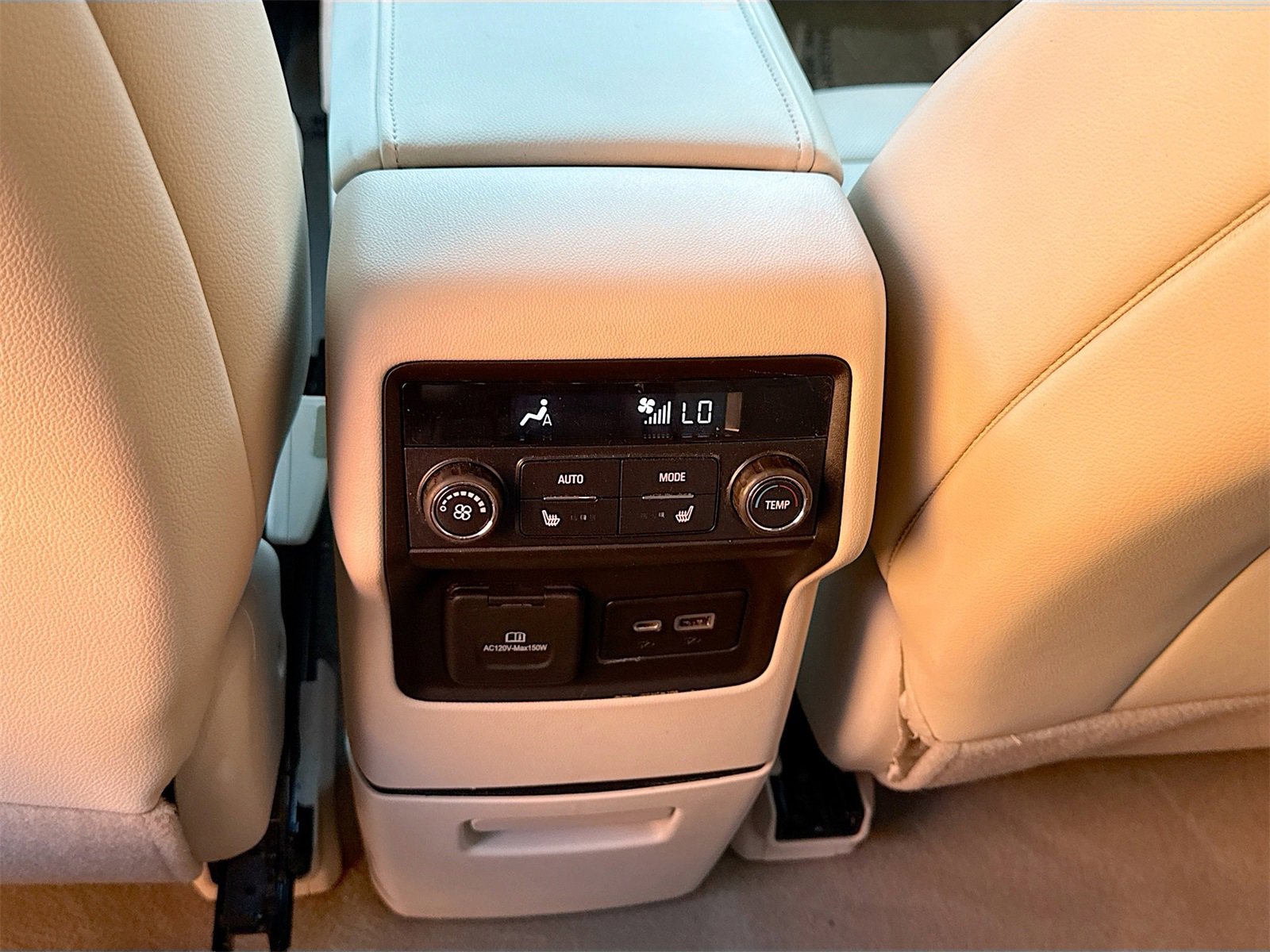 Used 2022 GMC Acadia Denali w/ Denali Ultimate Package image 25