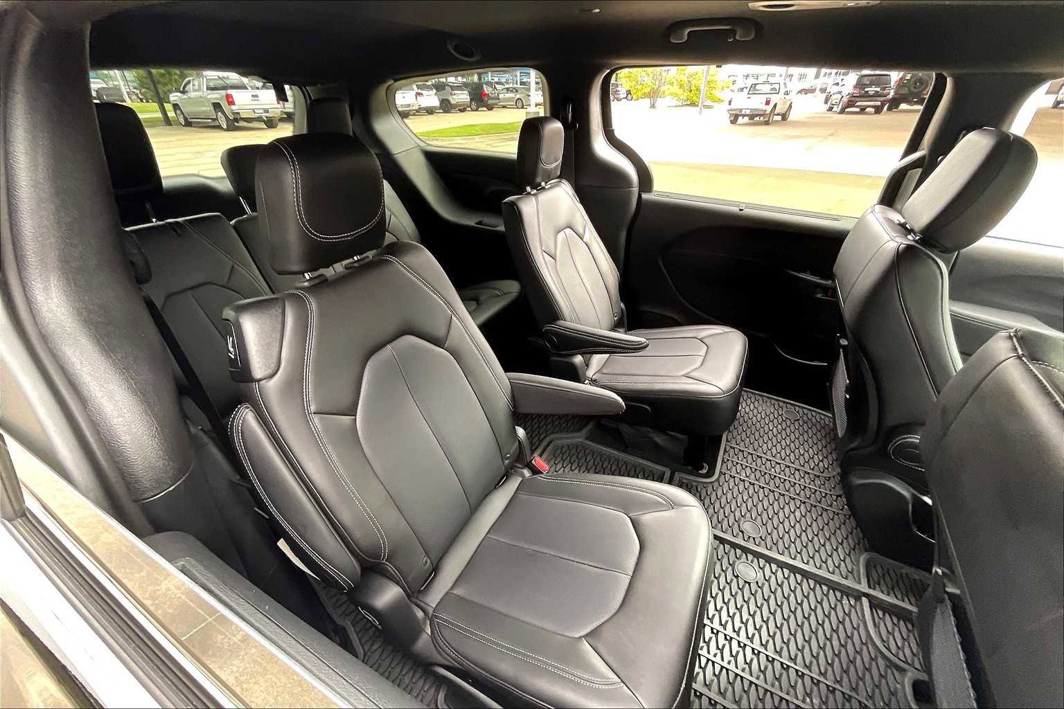 Certified 2025 Chrysler Voyager LX image 17