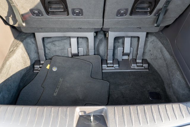 Used 2025 Kia Carnival EX image 12