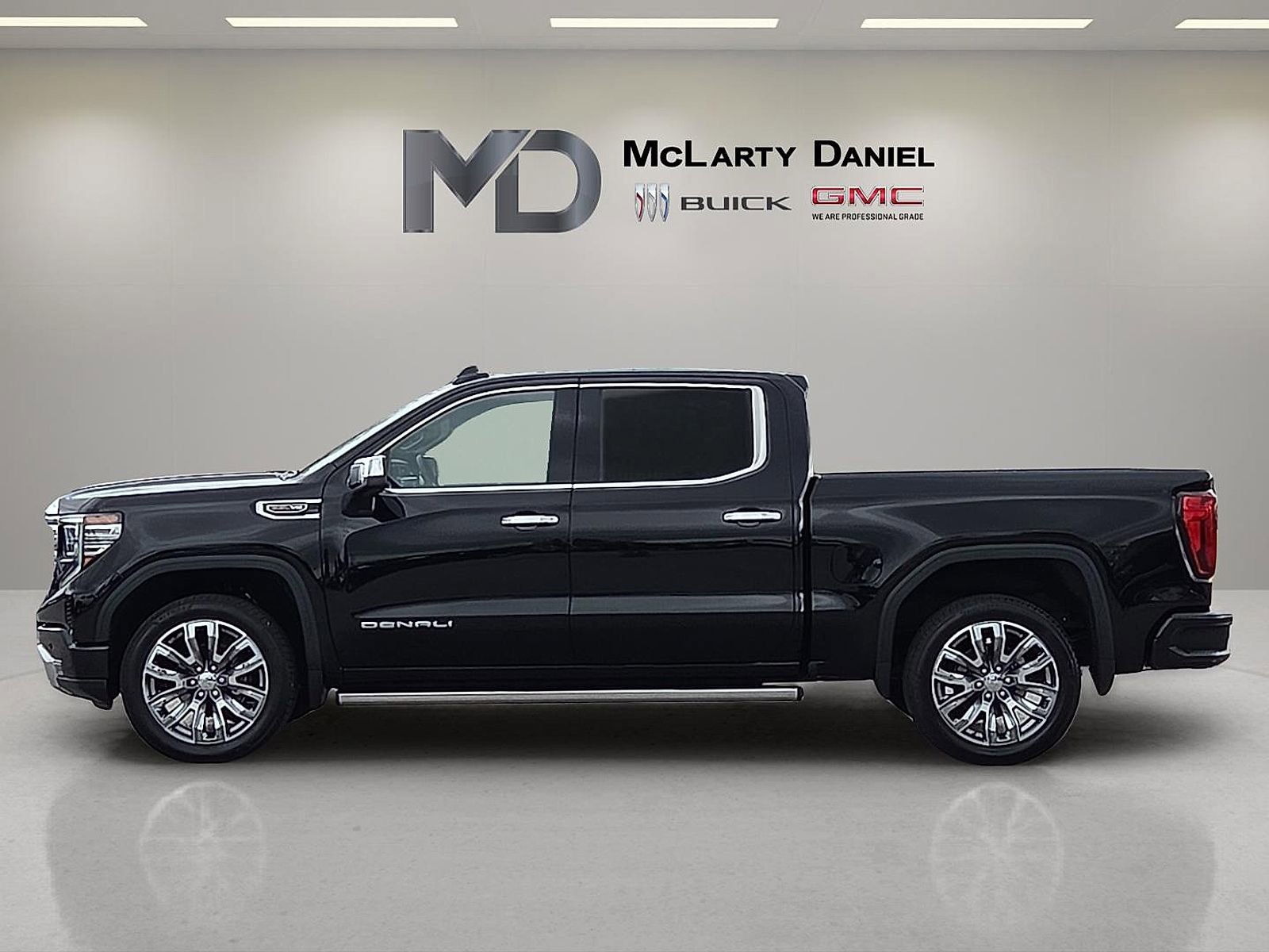 Used 2025 GMC Sierra 1500 Denali w/ Denali Reserve Package image 3