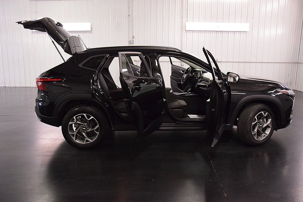 Used 2024 Chevrolet Trax LT w/ Sunroof Package FWD image 32