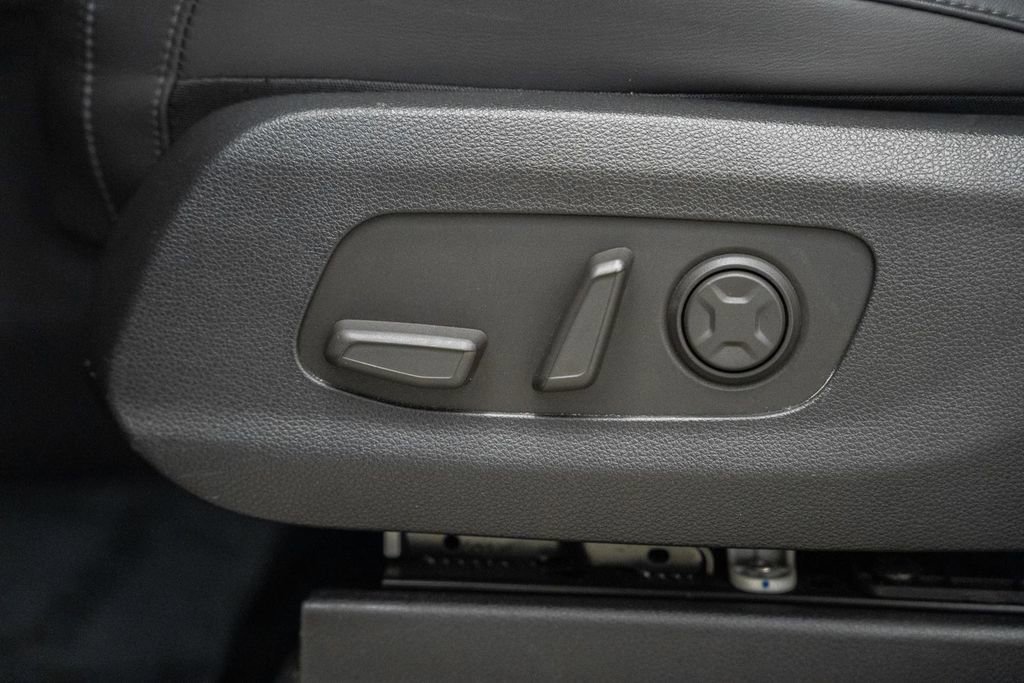 Used 2025 Kia Carnival FWD image 38