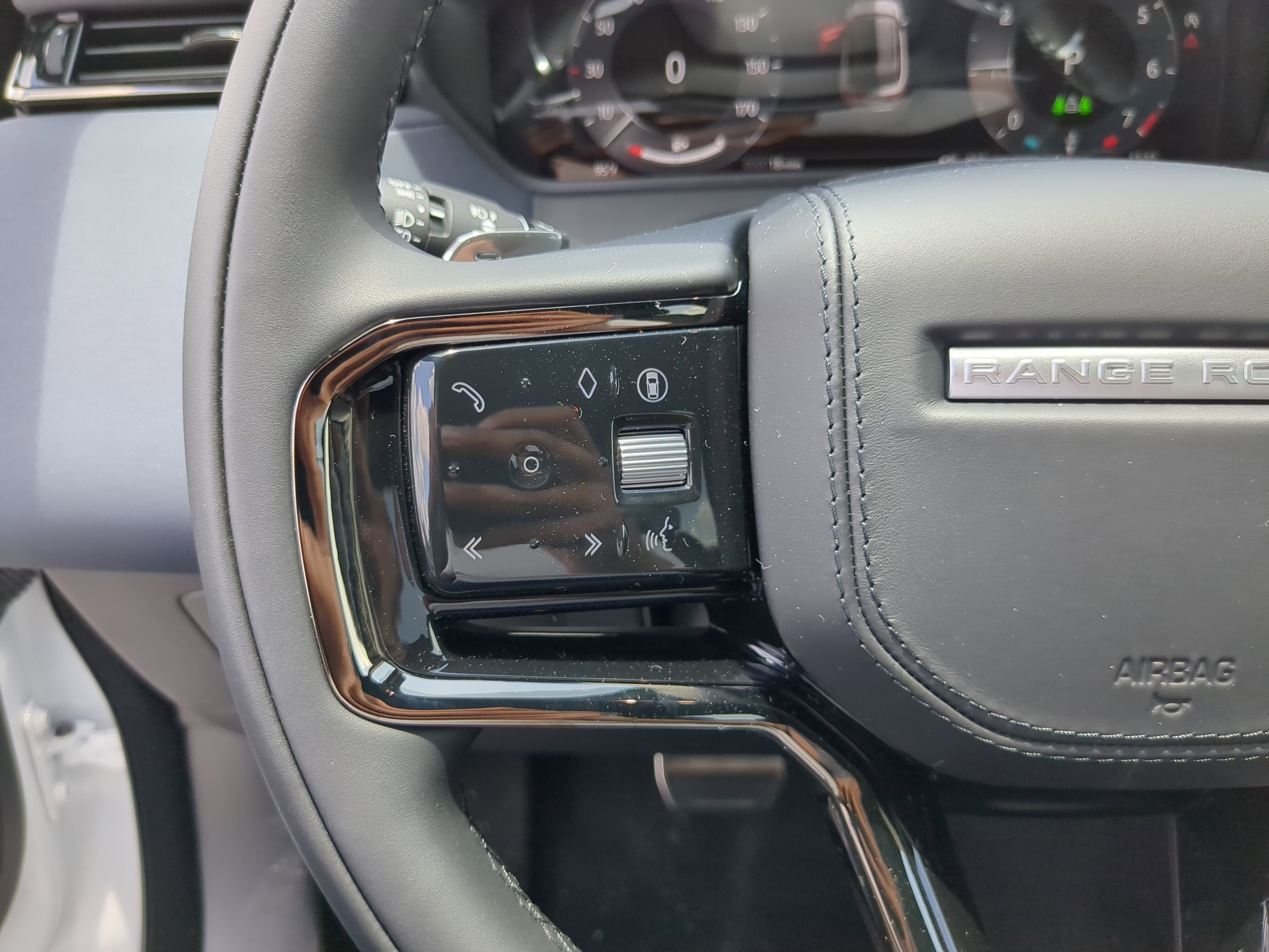 New 2026 Land Rover Range Rover Velar Dynamic SE image 24