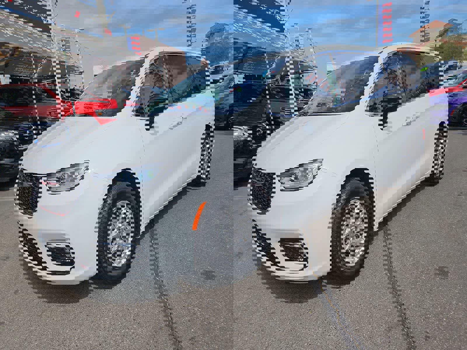 Used 2024 Chrysler Pacifica Touring-L image 6