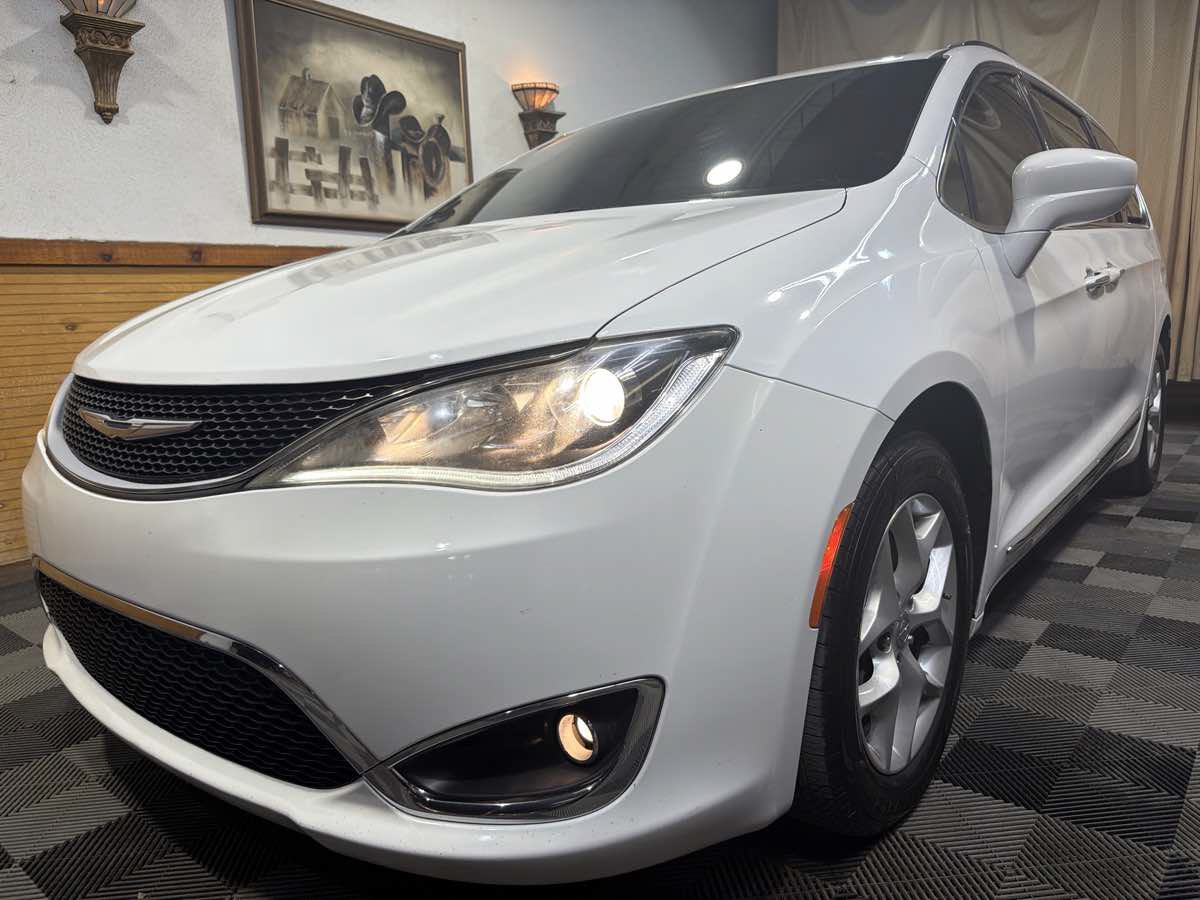 Used 2017 Chrysler Pacifica Touring-L Plus w/ Tire & Wheel Group FWD image 5