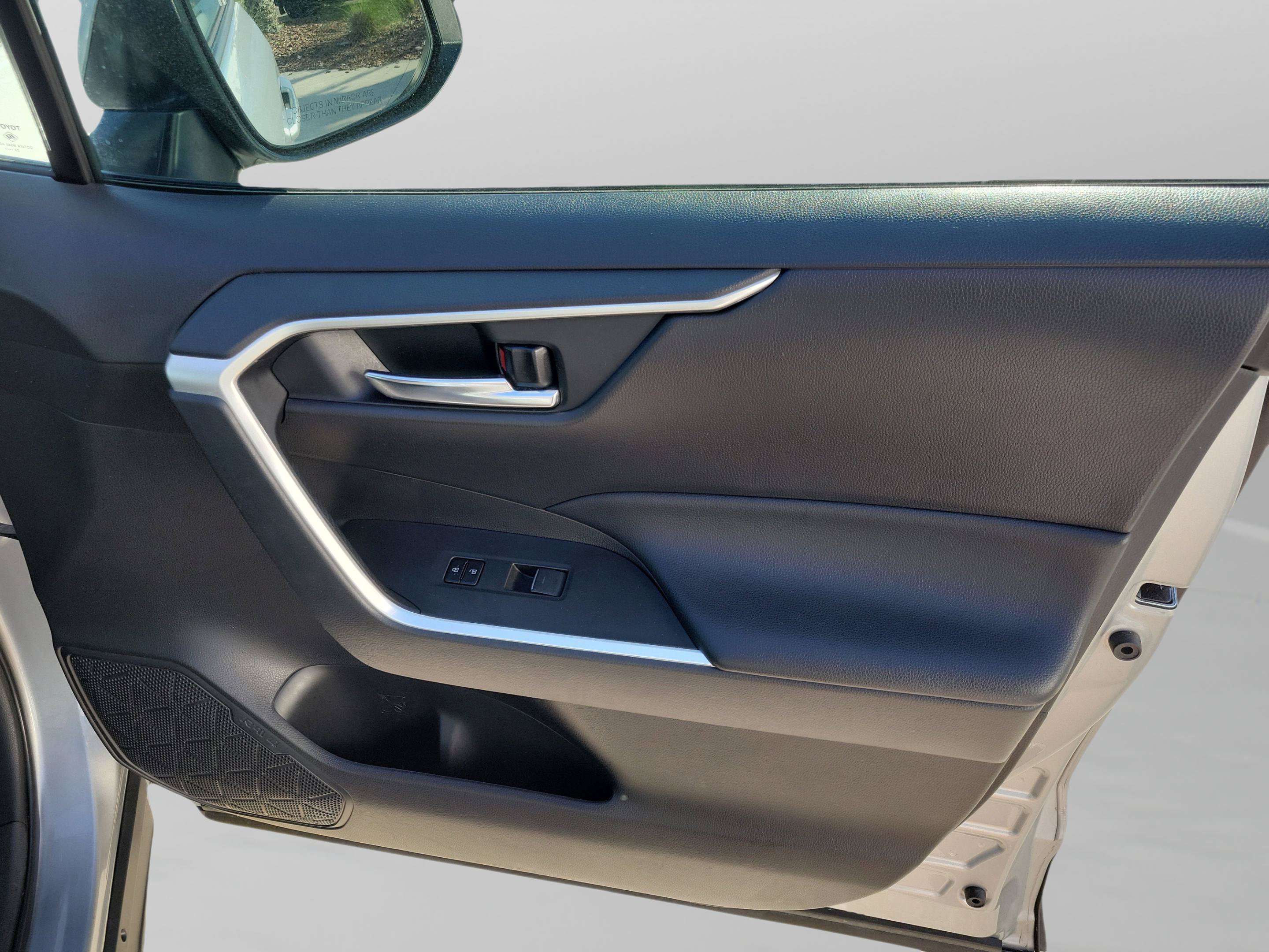 Used 2024 Toyota RAV4 XLE FWD image 9