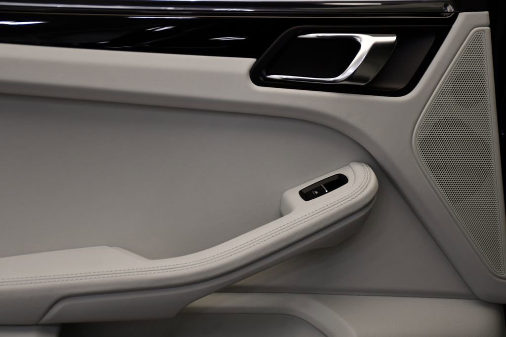 Certified 2025 Porsche Macan image 43