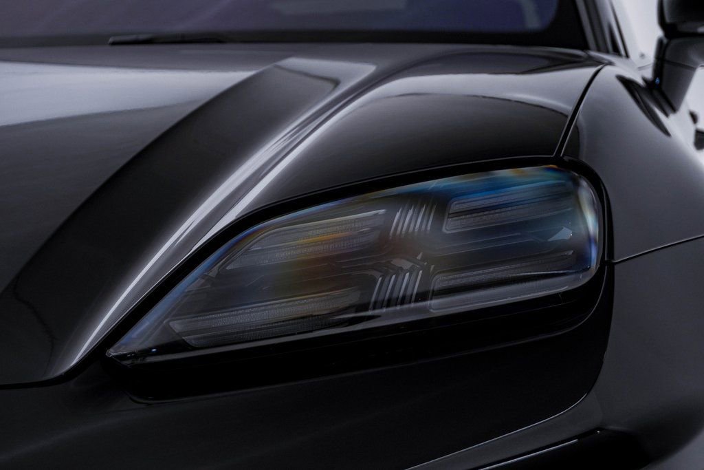 Certified 2025 Porsche Macan Turbo Electric image 7