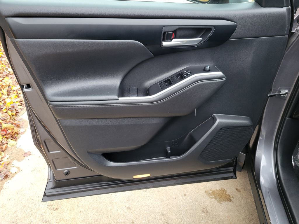 Used 2023 Toyota Highlander XLE image 43