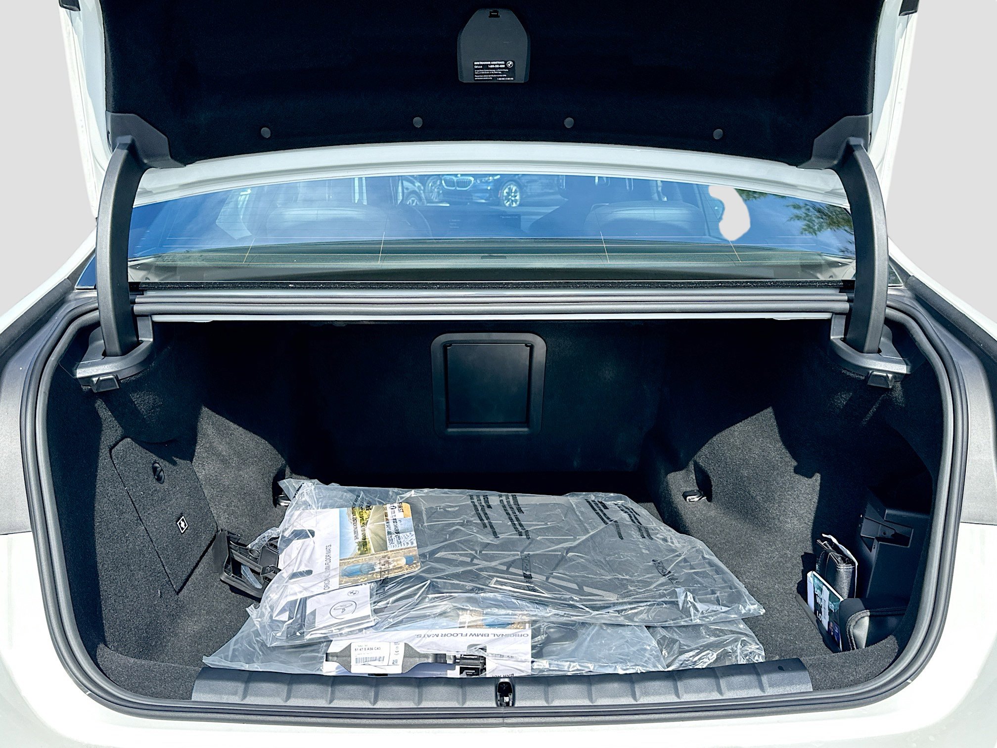 New 2026 BMW 750e xDrive w/ Premium Package image 21