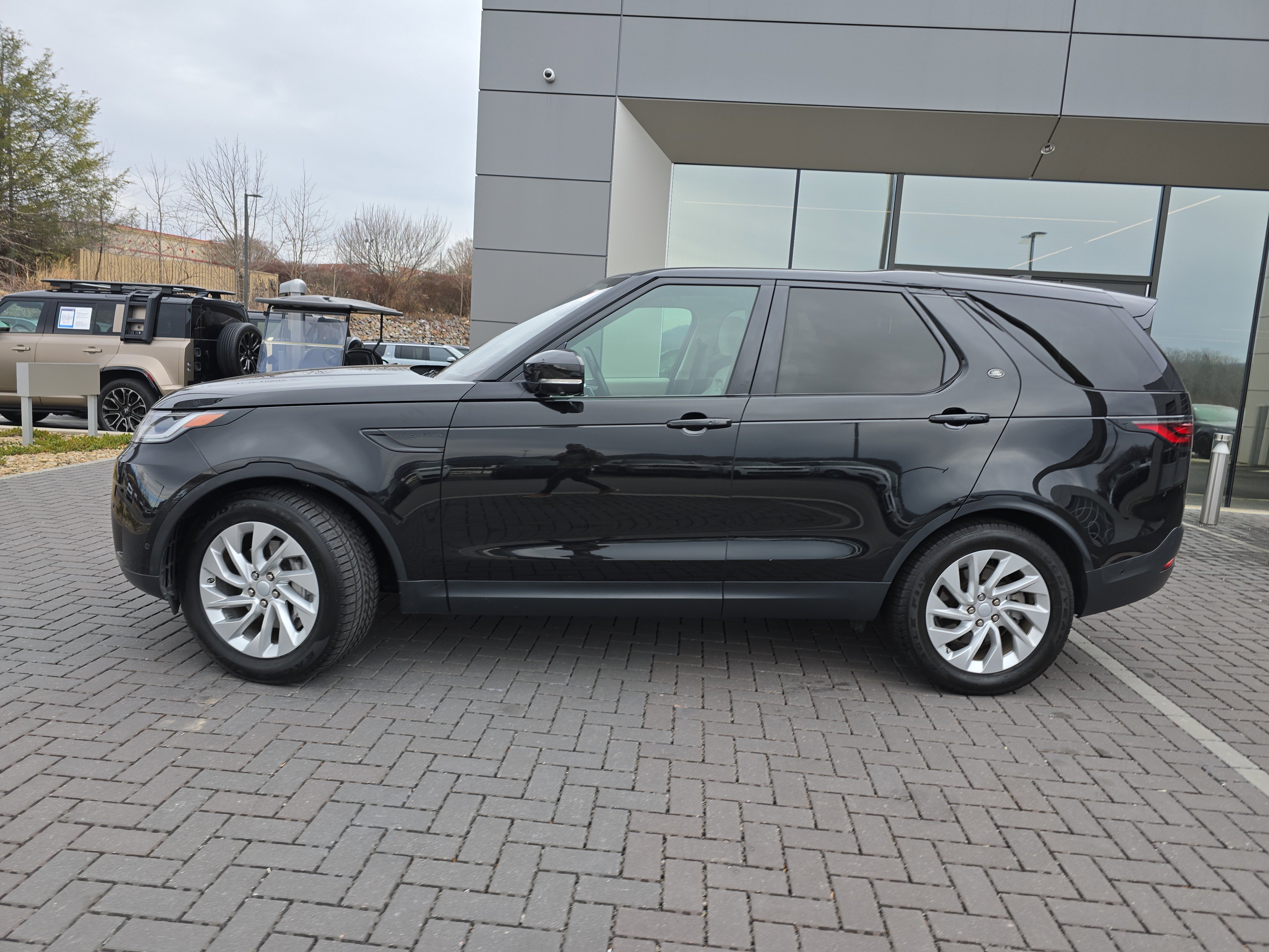 Used 2021 Land Rover Discovery S image 9