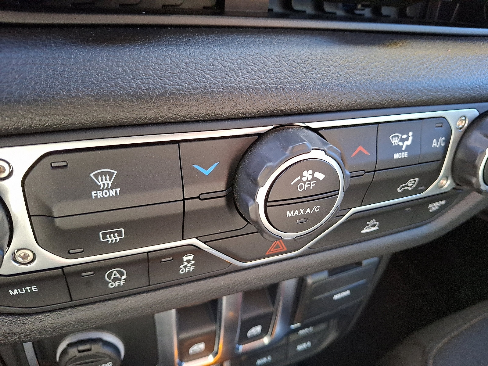 Used 2025 Jeep Wrangler Sport image 15