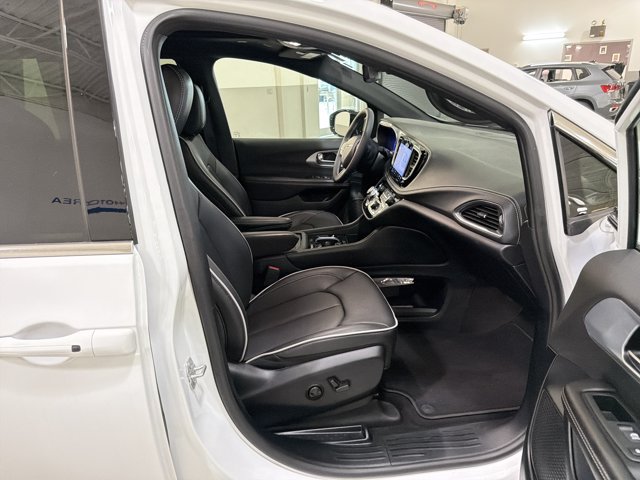 Used 2026 Chrysler Pacifica Limited FWD image 36