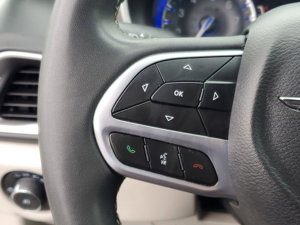 Used 2023 Chrysler Pacifica Touring-L image 16