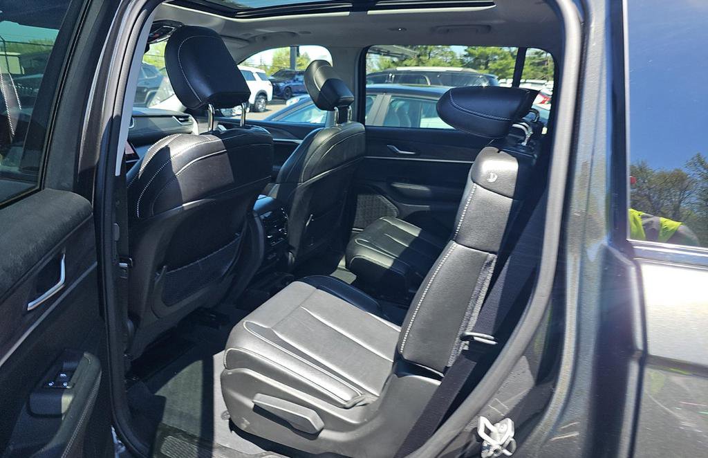 Used 2023 Jeep Grand Cherokee L Limited AWD/4WD image 7