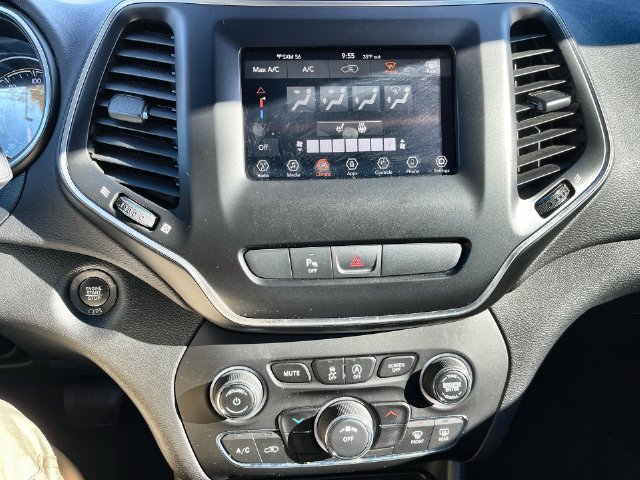 Used 2019 Jeep Cherokee Latitude Plus w/ Cold Weather Group AWD/4WD image 24